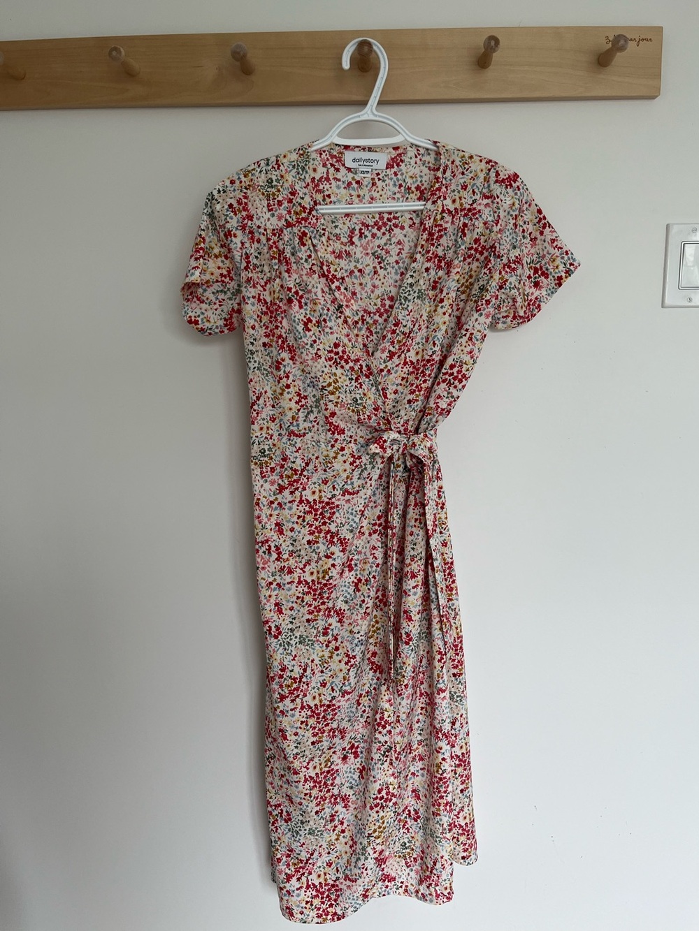 Dailystory Floral V-Neck Short Sleeve Top in Red Multi